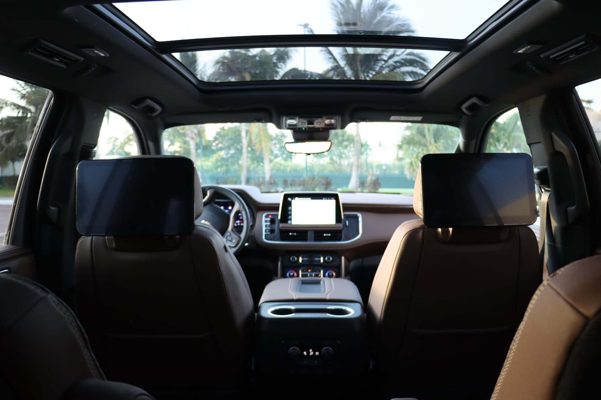 Interior de lujo de una Chevrolet Suburban con asientos de piel y techo panorámico